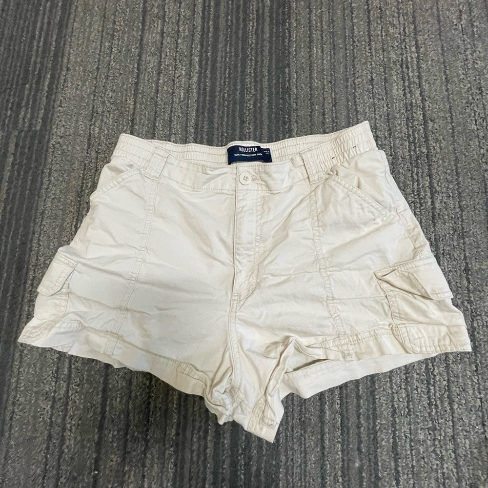 Hollister Cream High-Rise Shorts